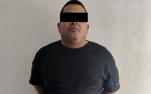 Elementos de seguridad realizando detención por robo a cuentahabiente en Plaza Altabrisa Villahermosa.
