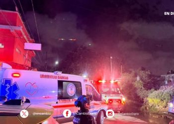Elementos de emergencia atienden explosión en una vivienda de la Región 219 de Cancún.