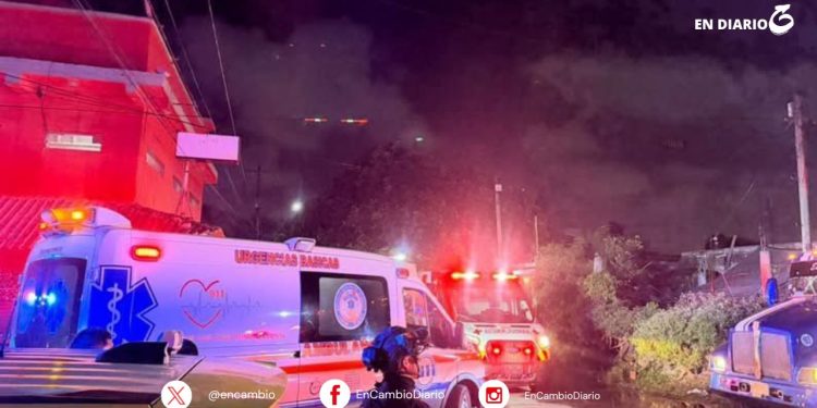Elementos de emergencia atienden explosión en una vivienda de la Región 219 de Cancún.