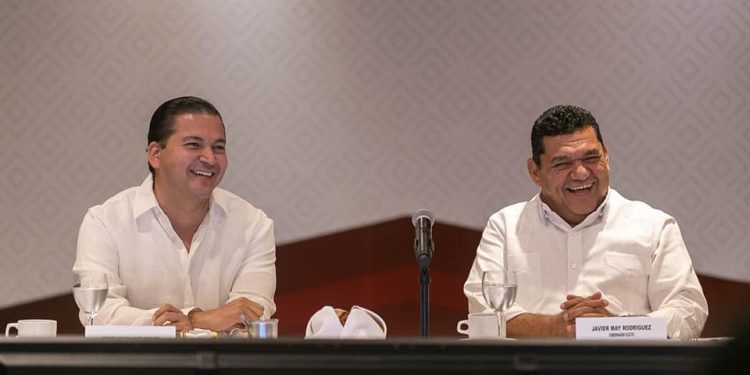 Jorge Bracamonte durante el encuentro nacional de legisladores de Morena.