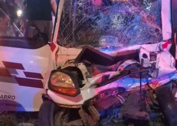 Conductor de pochimovil y pasajero quedan prensado