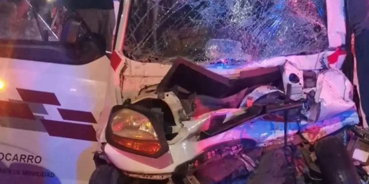 Conductor de pochimovil y pasajero quedan prensado