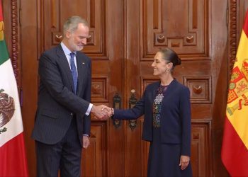 Claudia Sheinbaum recibe al rey Felipe VI de España en Palacio Nacional durante una reunión para fortalecer la relación bilateral.
