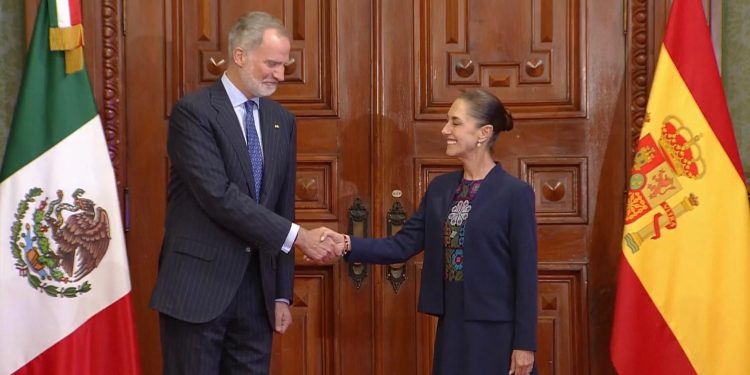 Claudia Sheinbaum recibe al rey Felipe VI de España en Palacio Nacional durante una reunión para fortalecer la relación bilateral.
