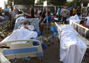Personal médico atiende a víctimas de los terremotos en un hospital de Venezuela.