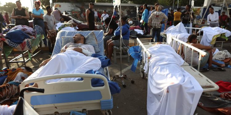 Personal médico atiende a víctimas de los terremotos en un hospital de Venezuela.