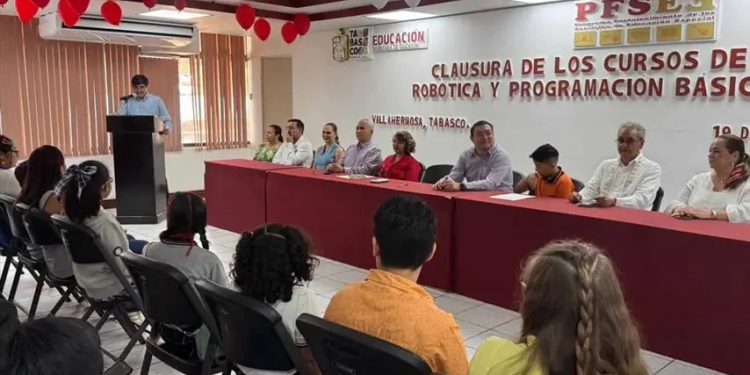 Clausuran curso de robótica de la UTTAB para niños con aptitudes sobresalientes en Tabasco
