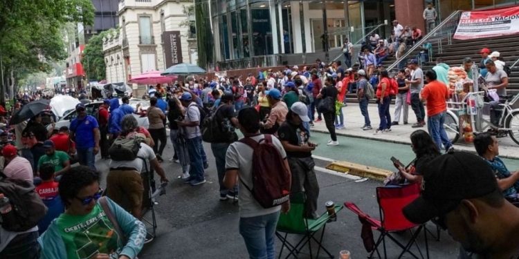 CNTE regresa a su campamento en Zócalo tras movilizaciones