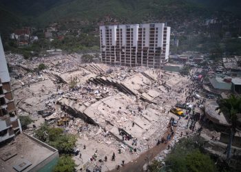 Equipos de rescate trabajan entre los escombros tras los terremotos en Venezuela que dejaron más de mil 430 muertos.
