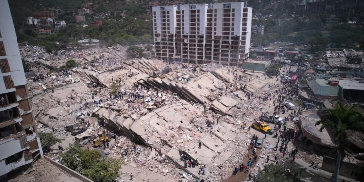 Equipos de rescate trabajan entre los escombros tras los terremotos en Venezuela que dejaron más de mil 430 muertos.