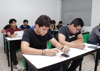 examen CENEVAL en la UJAT