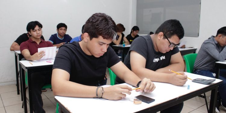 examen CENEVAL en la UJAT