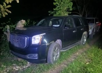 Aseguran camionetas presuntamente blindadas abandonadas en brecha de Huimanguillo, Tabasco