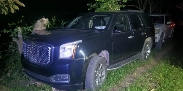 Aseguran camionetas presuntamente blindadas abandonadas en brecha de Huimanguillo, Tabasco