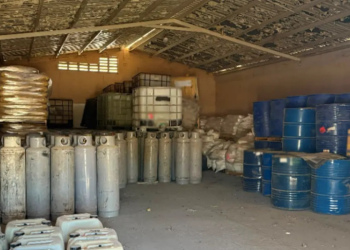 Autoridades aseguran metanfetamina líquida y sustancias químicas durante cateo en Ahome, Sinaloa.