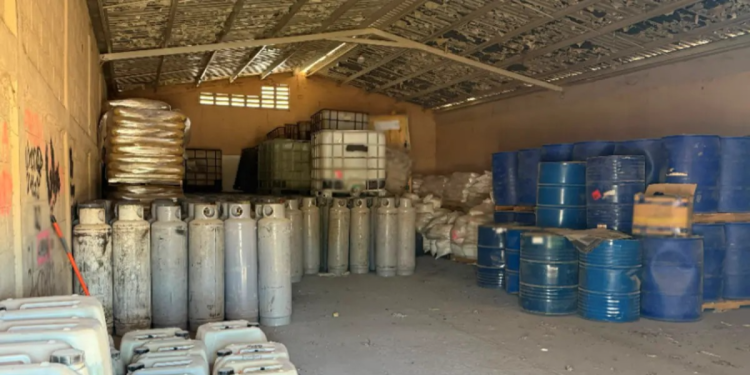 Autoridades aseguran metanfetamina líquida y sustancias químicas durante cateo en Ahome, Sinaloa.