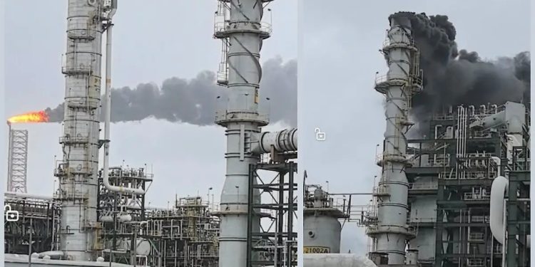 Emergencia por humo y olor a gas en la refinería Dos Bocas en Paraíso, Tabasco.