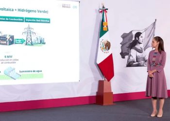 Claudia Sheinbaum durante conferencia matutina hablando sobre el sistema eléctrico en México.