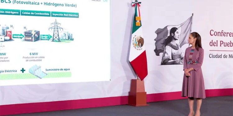 Claudia Sheinbaum durante conferencia matutina hablando sobre el sistema eléctrico en México.