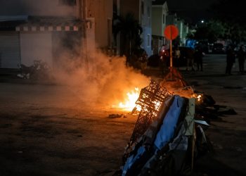 Bloqueo en Paraíso por apagones realizado por habitantes afectados por la falta de energía eléctrica.