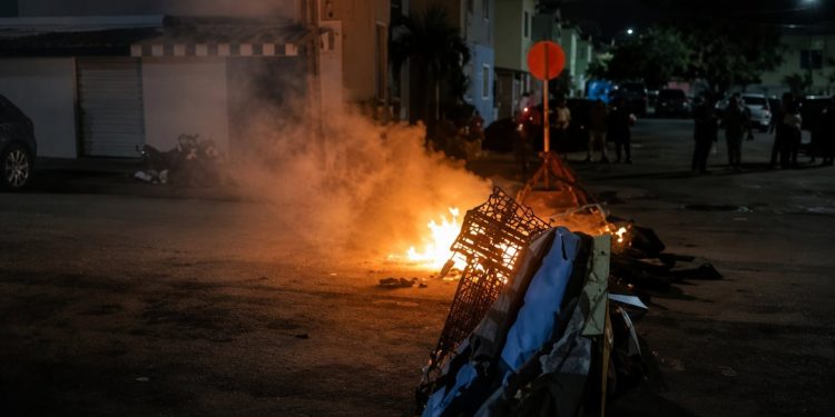 Bloqueo en Paraíso por apagones realizado por habitantes afectados por la falta de energía eléctrica.