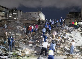 Daños en infraestructura en Caracas tras terremotos en Venezuela.