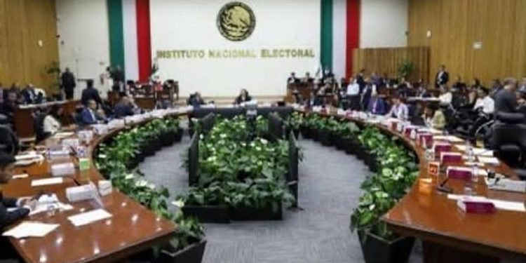 INE cierra expediente contra Martín López Obrador por presunto dinero en efectivo de David León.