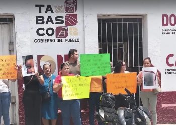 Protesta de padres exige destitución de la directora del CAI Eva Sámano