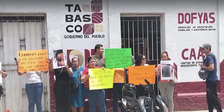 Protesta de padres exige destitución de la directora del CAI Eva Sámano