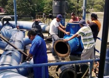 Trabajos de reparación de fuga de agua en la línea de conducción de Tabasco 2000 en Villahermosa.