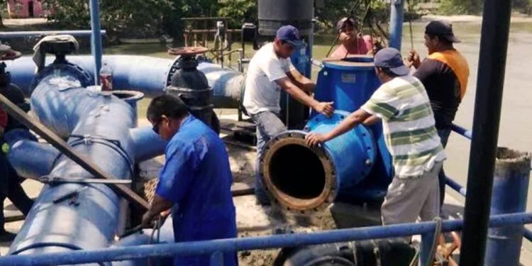Trabajos de reparación de fuga de agua en la línea de conducción de Tabasco 2000 en Villahermosa.