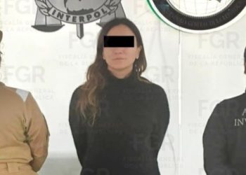 Elementos de seguridad durante la detención de Susana Lozoya por el caso Agronitrogenados.