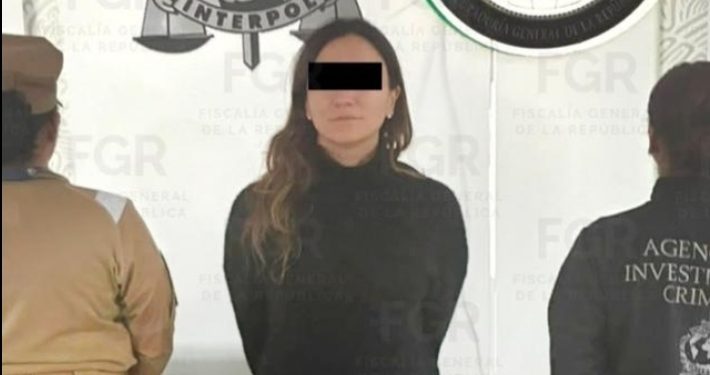 Elementos de seguridad durante la detención de Susana Lozoya por el caso Agronitrogenados.