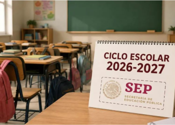 Estudiantes ingresan a una escuela durante el inicio del ciclo escolar en México.