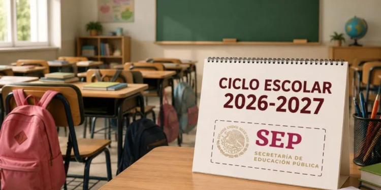 Estudiantes ingresan a una escuela durante el inicio del ciclo escolar en México.