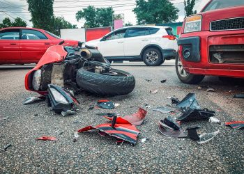 Motocicleta involucrada en un accidente vial atendido por personal de emergencias en Tabasco.