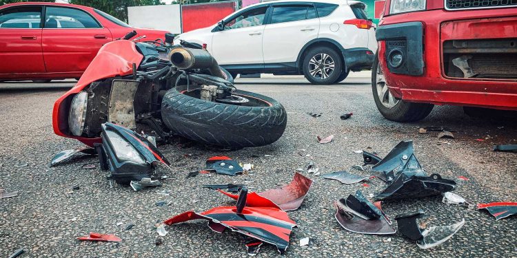 Motocicleta involucrada en un accidente vial atendido por personal de emergencias en Tabasco.