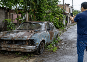 Auto chatarra abandonado en una calle de Villahermosa.