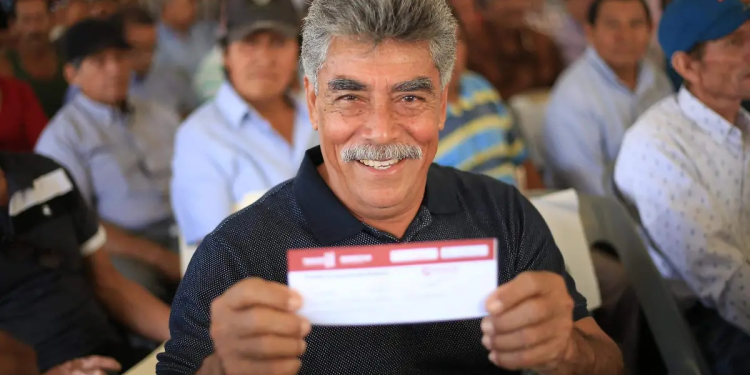 Trámite para obtener apoyo para adultos mayores en Villahermosa