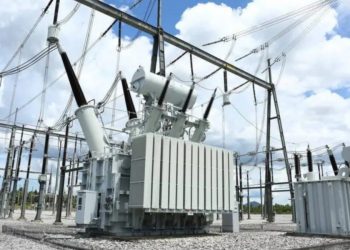 Trabajadores participan en la construcción de una nueva subestación eléctrica de la CFE en Tabasco