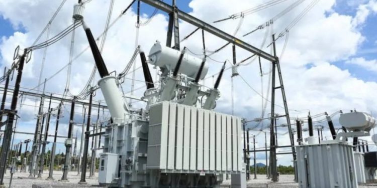 Trabajadores participan en la construcción de una nueva subestación eléctrica de la CFE en Tabasco
