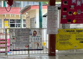 Padres de familia realizan el proceso de inscripción escolar en un plantel público de Tabasco.
