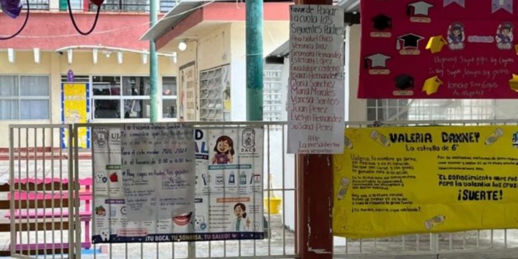 Padres de familia realizan el proceso de inscripción escolar en un plantel público de Tabasco.