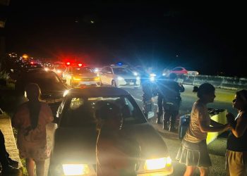 Habitantes bloquean la carretera Villahermosa–Frontera para exigir el suministro de agua potable.