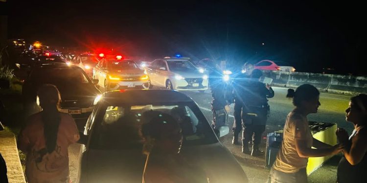 Habitantes bloquean la carretera Villahermosa–Frontera para exigir el suministro de agua potable.