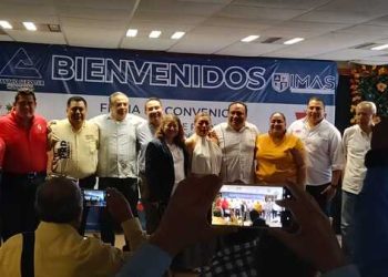 Integrantes del bloque opositor Resistencia Empresarial durante la presentación de la nueva alianza política rumbo a las elecciones de 2027.