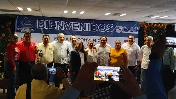 Integrantes del bloque opositor Resistencia Empresarial durante la presentación de la nueva alianza política rumbo a las elecciones de 2027.