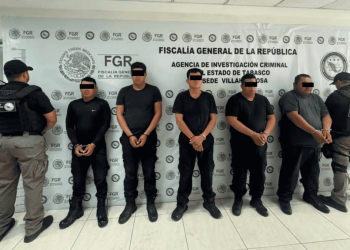 Elementos federales participan en el Operativo Enjambre durante la detención de policías en Tabasco.