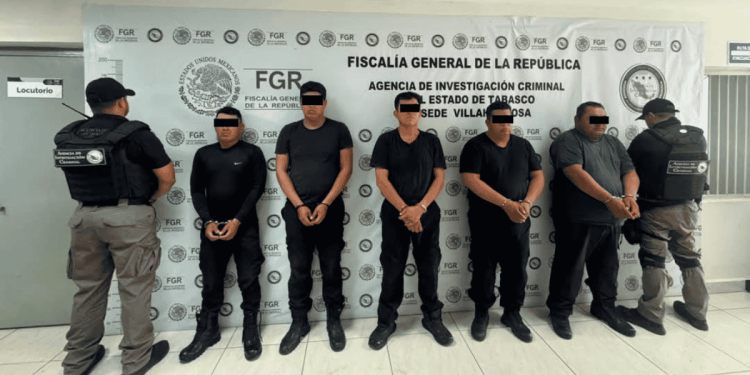 Elementos federales participan en el Operativo Enjambre durante la detención de policías en Tabasco.