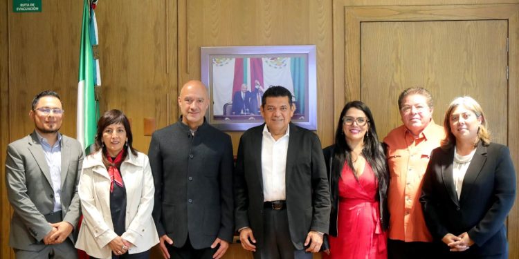 Javier May proyectos de infraestructura en Tabasco durante reunión con el secretario de la SICT, Jesús Esteva Medina.